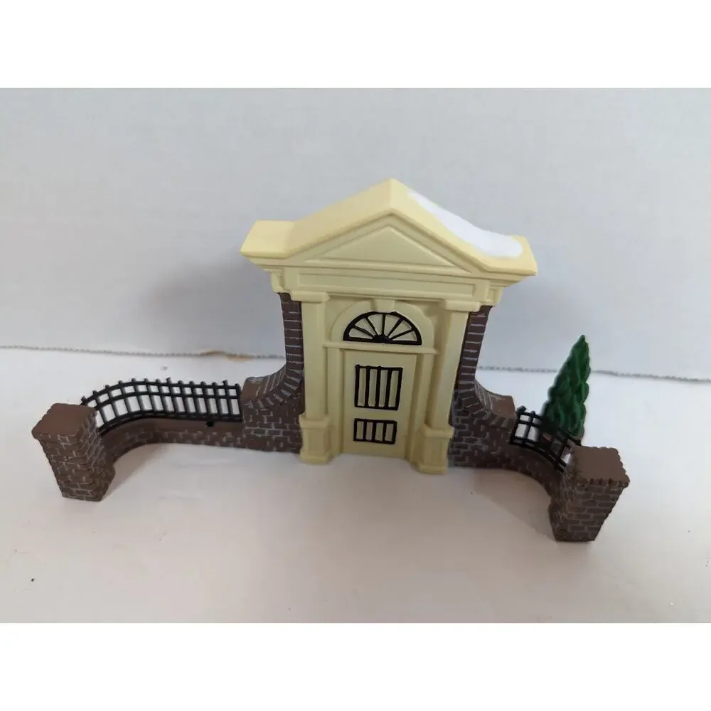 Dept 56 Heritage Collection Disney Parks Village Series OLDE WORLD ANTIQUES GATE